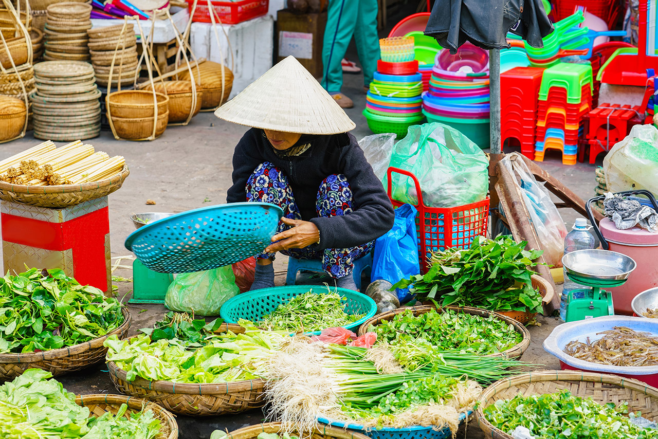 Vendeuse sur marché au Vietnam